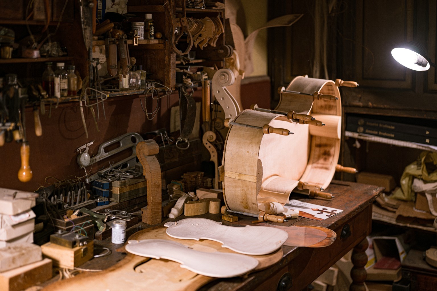 Traditionelle Geigenbauwerkstatt mit Instrumentenkorpussen und Werkzeugen