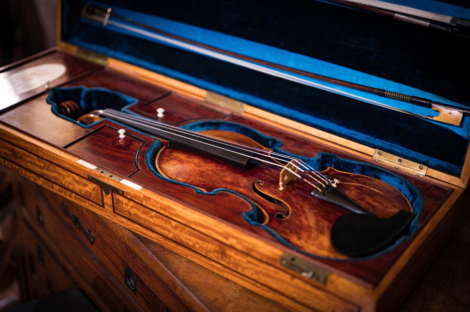 Historische Violine mit Bogen in einem maßgefertigten Etui